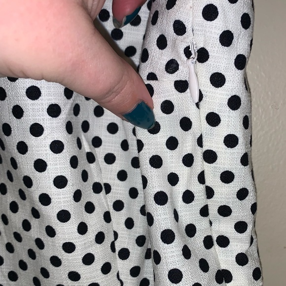 Lands End white shift dress with black polka dots. size 10. Pleated w/ pockets - Picture 7 of 11